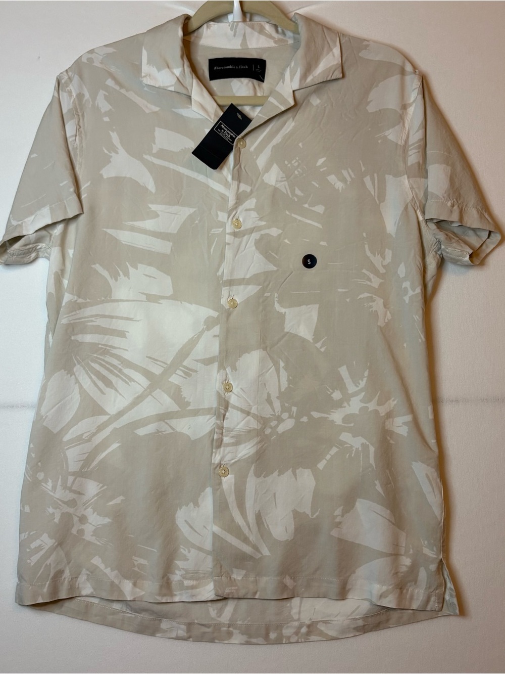 Abercrombie & Fitch Beige and White Palm-Print Short Sleeve Button-Down Shirt